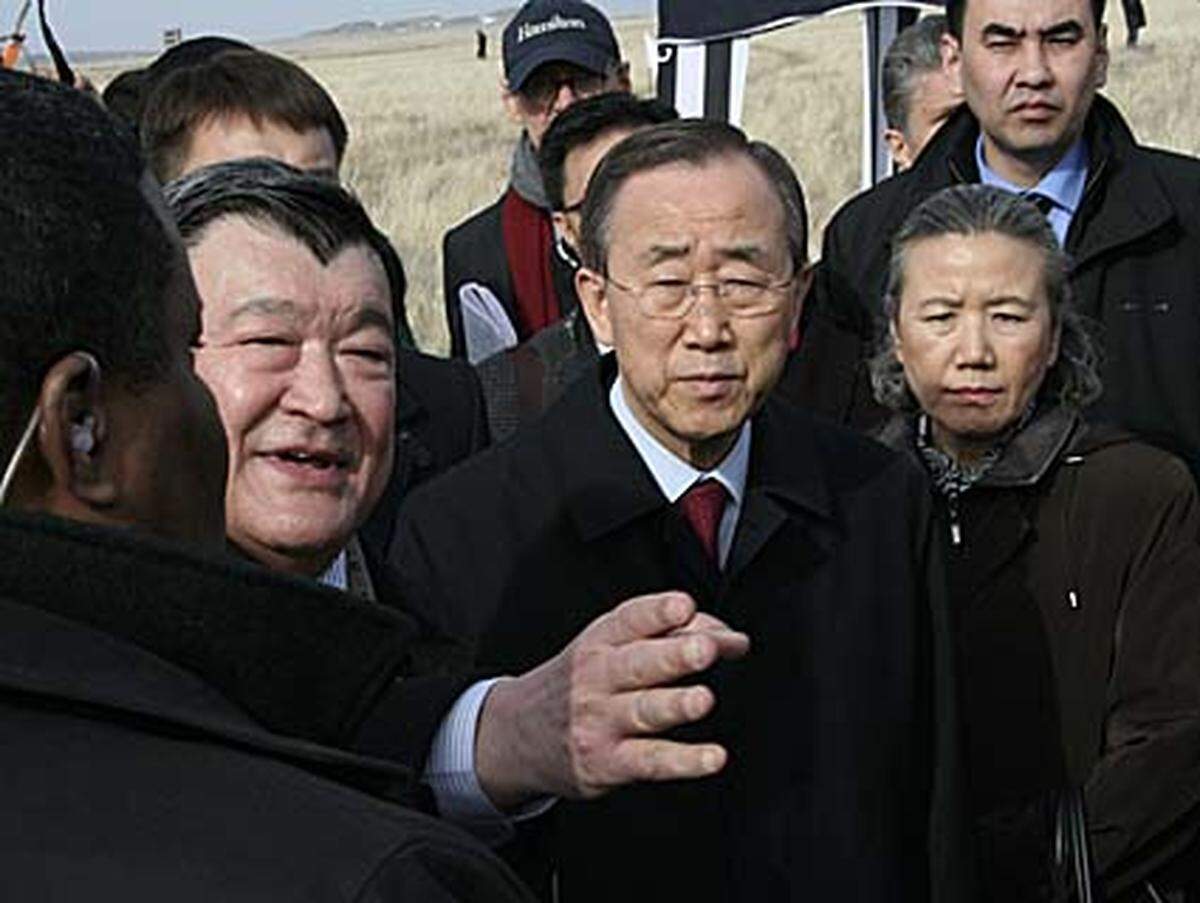 Der Generaldirektor des kasachischen Nationalen Nuklearzentrums, Kairat Kadyrzhanov (links), erklärt Ban Ki-Moon und dessen Frau, wo früher Atombomben gezündet wurden. Rund 1,5 Millionen Menschen haben gesundheitliche Schäden von der radioaktiven Strahlung davon getragen.