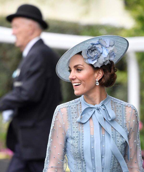 Für den ersten Tag von Royal Ascot wählte Kate heuer ein hinreißendes Kleid von Elie Saab und einen passenden hellblauen Hut.