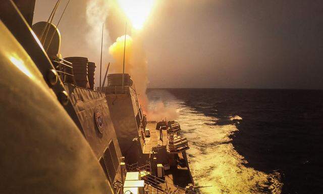 Auseinandersetzung im Roten Meer. Der amerikanische Zerstörer „USS Carney“ nimmt Drohnen von Jemens Houthi-Miliz unter Beschuss.