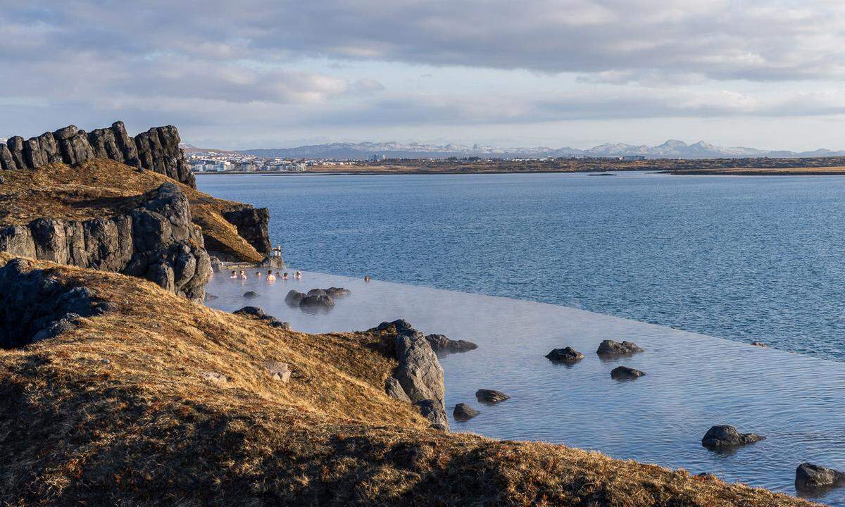Ein Infinity-Pool der ganz besonderen Art hat kürzlich in Island eröffnet. Bei der Sky Lagoon handelt es sich um eine Lagune, die am Rand scheinbar mit dem Nordatlantik verschmilzt und damit den typischen Infinity-Ausblick bereithält.