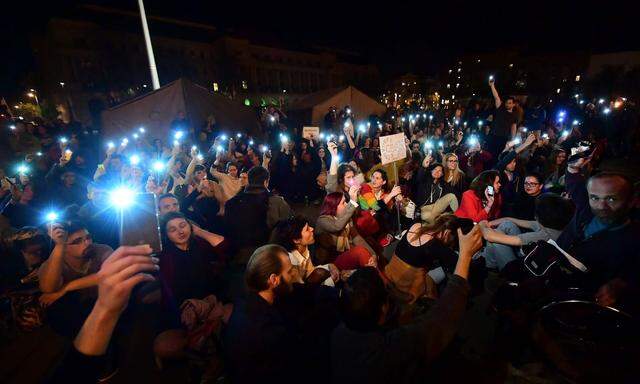 Ein Lichtermeer gegen Viktor Orb´an: Die Budapester gehen seit Monaten wegen der drohenden Schließung der Central European University auf die Straße.