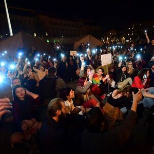 Ein Lichtermeer gegen Viktor Orb´an: Die Budapester gehen seit Monaten wegen der drohenden Schließung der Central European University auf die Straße.