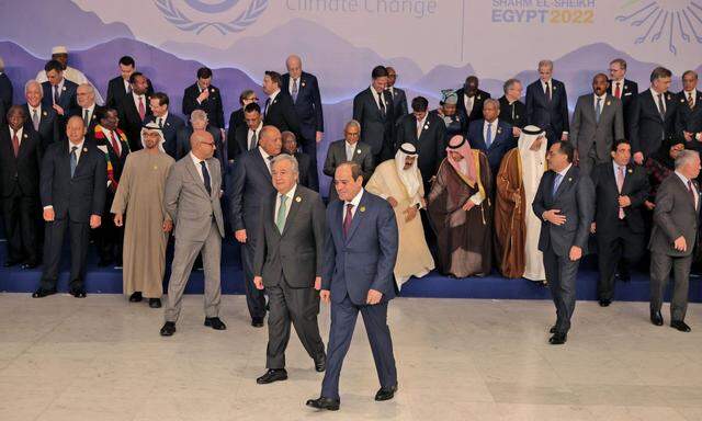 Gruppenfoto in Scharm el-Scheich. Im Vordergrund: der ägyptische Präsident Abdel Fattah al-Sisi und UN-Generalsekretär António Guterres.