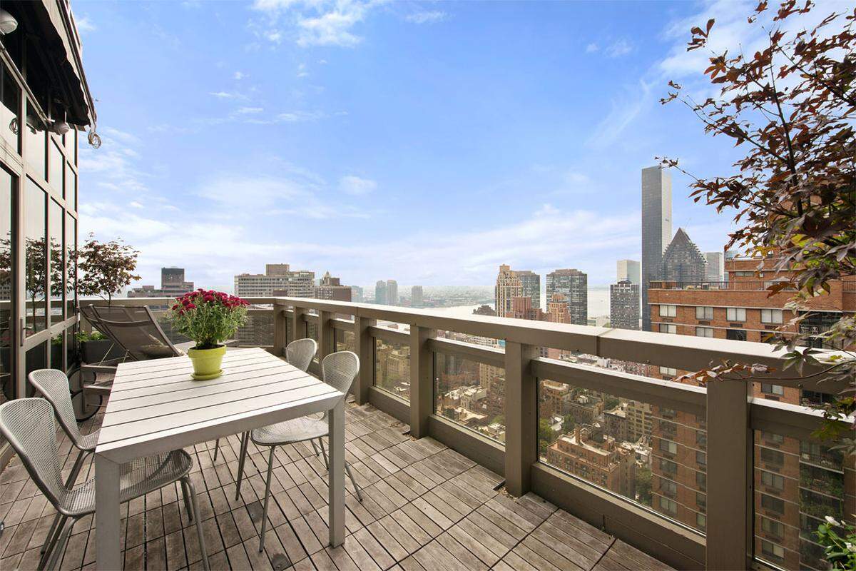 Das Penthouse bietet einen einzigartigen Blick über Manhattan und auf den Hudson. Es liegt im 32. Stock und hat mehrere Terrassen.