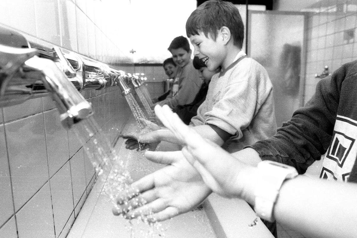 In Kindergärten und Schulen werden die Kinder nach dem Spielen im Freien zum Händewaschen angehalten. Der zuständige Ministerialrat im Gesundheitsministerium, Peter Vychitil, warnt am 6. Mai 1986: "Bitte, bitte, Vorsicht bei Blumen am Muttertag."