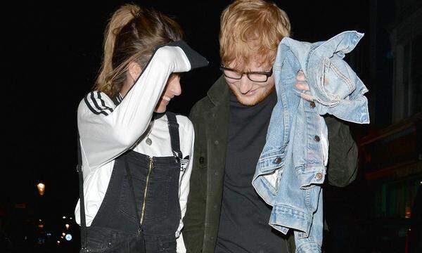 Ed Sheeran tut es seinen Superstar-Kollegen nicht gleich, geht keine Society-Ehe mit einer modelnden, schauspielenden, singenden Influencerin ein, sondern heiratet seine alte Schulfreundin und erklärt der "Sunday Times": "Es ist unglaublich, berühmte Leute zu treffen. Aber das ist nicht das Leben. Das ist nicht die Wirklichkeit. Eines Tages wird das enden. Und ich weiß, dass Cherry der eine Mensch ist, der bleiben wird." Für diese Qualität hat Cherry schon viele Lieder von ihrem Verlobten bekommen.