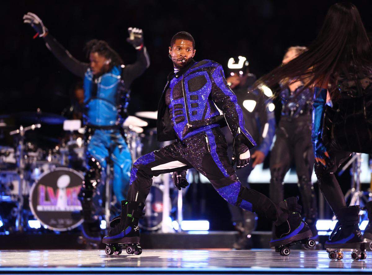 Usher legte mehrere Outfit-Wechsel hin.