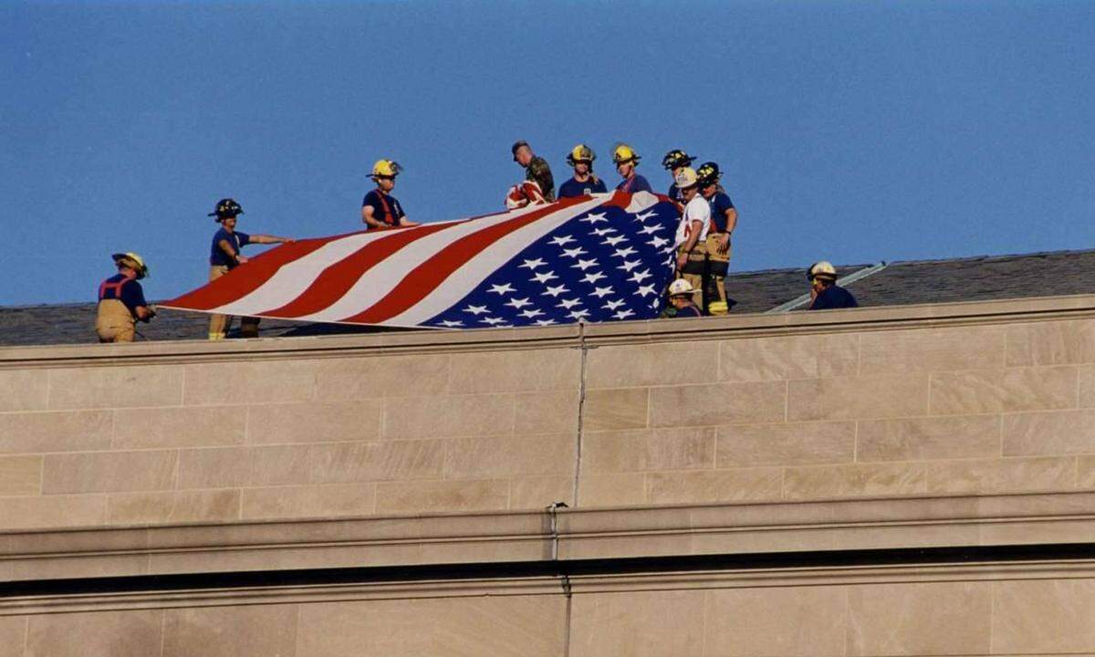 Die US-Bundespolizei FBI hat bisher unbekannte Aufnahmen der Terroranschläge vom 11. September 2001 für die Öffentlichkeit zugänglich gemacht.