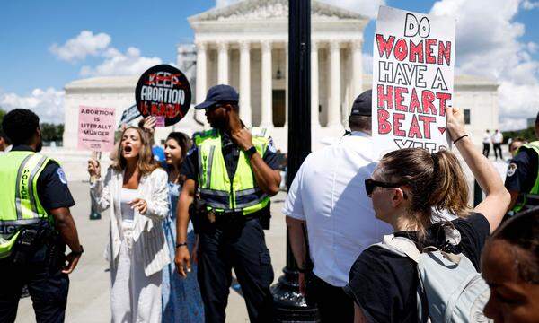 Eine Demonstration vor dem Gebäude des Supreme Court in Washington wegen der Abtreibungs-Entscheidung der Richter.