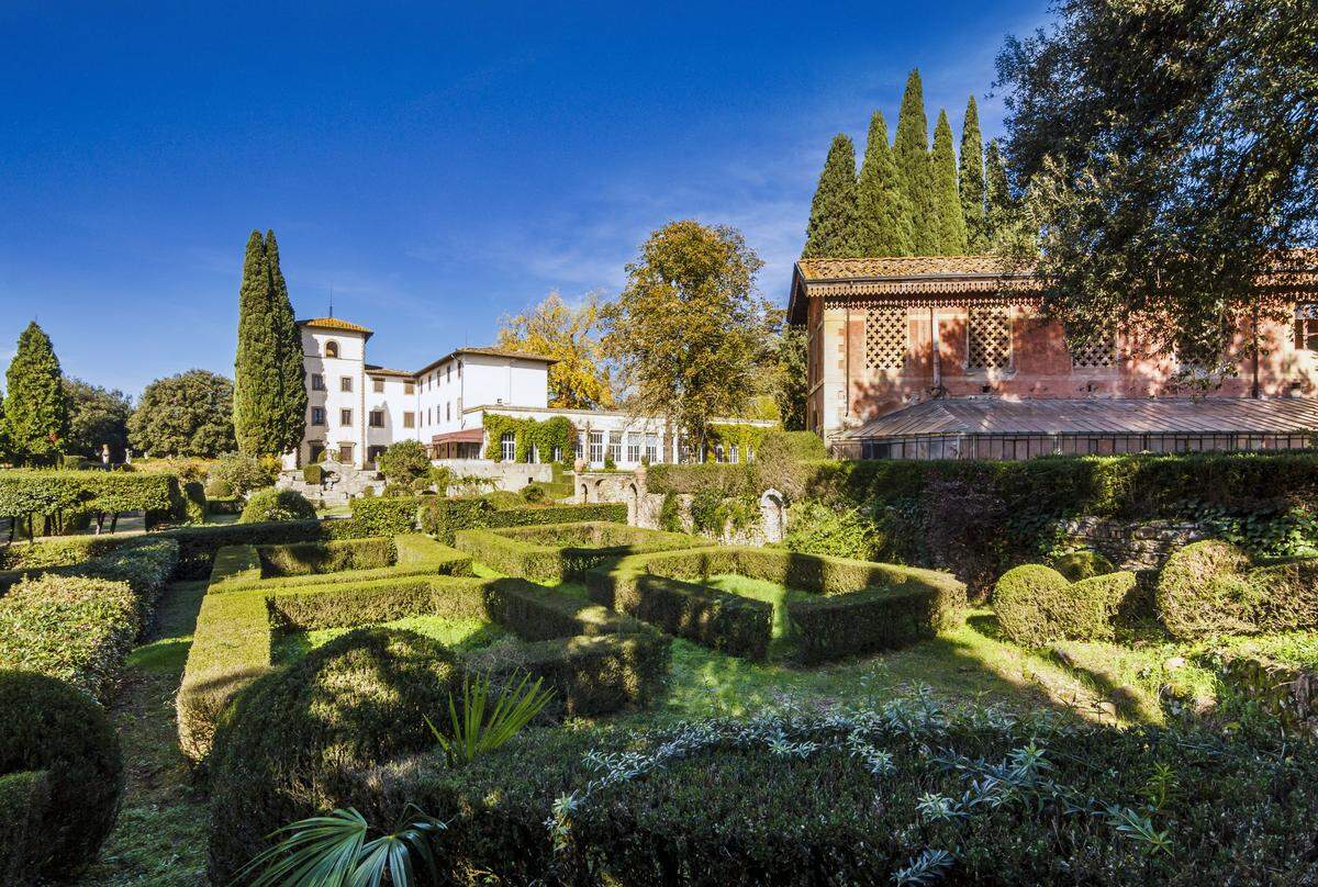 Ein 380 Hektar großes Grundstück mit botanischem Garten, ein Herrenhaus, flankiert von landwirtschaftlichen Gebäuden zur Herstellung von Wein und Olivenöl: Die historische Villa Bibbiani inmitten der Hügellandschaft bei Florenz hat seit kurzem einen neuen Besitzer.