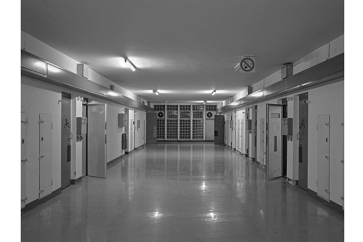 Die Zellen den siebten Stocks, dem Ort der Suizide, werden auch heute noch als Jugendgefängnis genutzt. Andreas Magdanz, Flur auf der 7. Etage, 2010/2011, (c) Andreas Magdanz, Buch- &amp; Ausstellungsprojekt "Stammheim", Printversion Hatje Cantz, eBook MagBooks