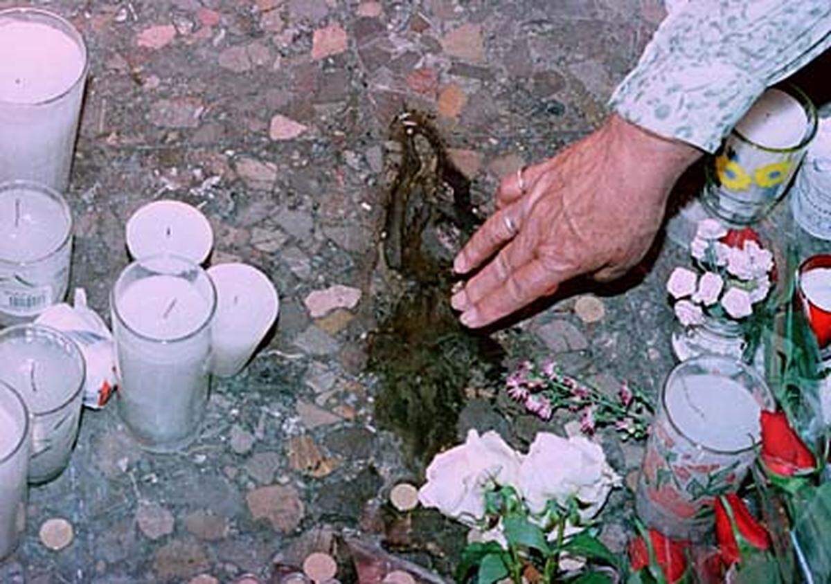 Auch Mexiko hat seine Wasserflecken in der Form der Mutter Gottes: In der Hauptstadt zündeten Verehrer Kerzen neben einer Pfütze in der U-Bahnstation an, die von der Form her an die Jungfrau von Guadalupe erinnert.