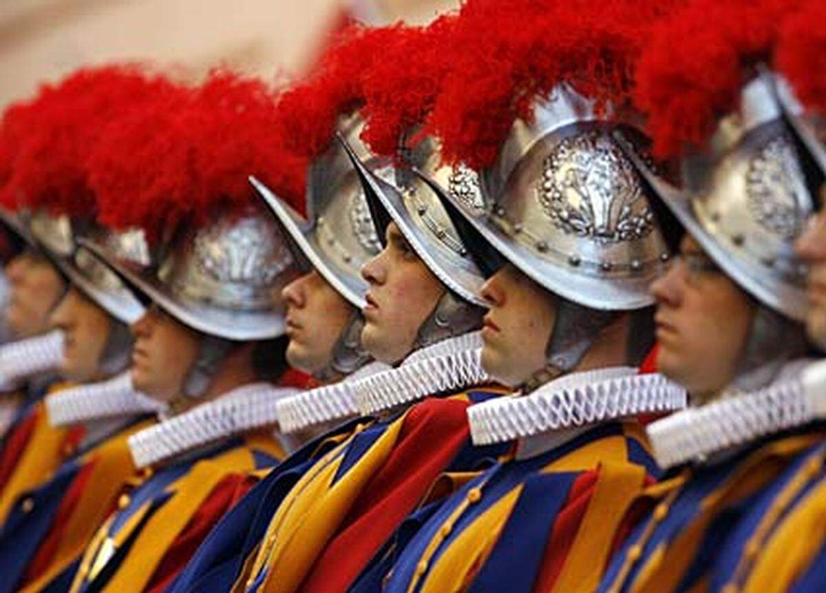 Wenn die Schweizer Garde gerade nicht Fußball spielt, dann bewacht sie den Papst. Mit 110 Mann ist sie die kleinste Armee der Welt. Dass sie seit 1506 durchgehend besteht, macht sie auch zur ältesten Streitkraft weltweit.