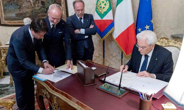 Nun ist es doch soweit: Nach langem Hin und Her vereidigte am Freitag Staatspräsident Mattarella (rechts) die Koalition zwischen „Grillini“ und Lega, Premier wird Giuseppe Conte (links). 