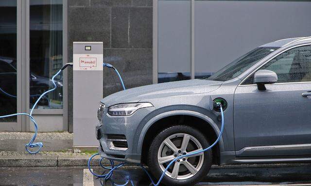 02.02.2020, Berlin, Deutschland - Foto: Elektro-Autos beim Aufladen der Batterie an einer oeffentlichen Ladestation fue