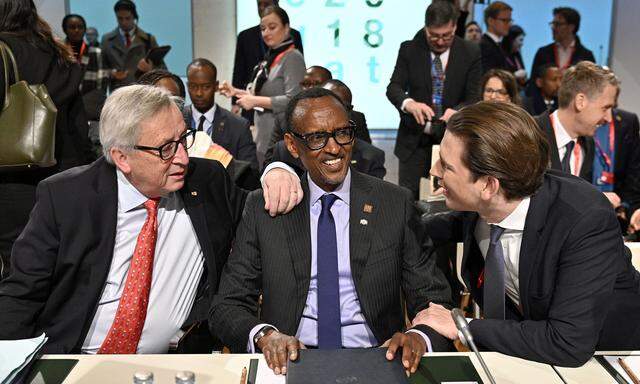 EU-Kommissionschef Juncker (li) und Kanzler Kurz mit dem AU-Vorsitzenden, Ruandas Präsidenten Paul Kagame, in Wien.