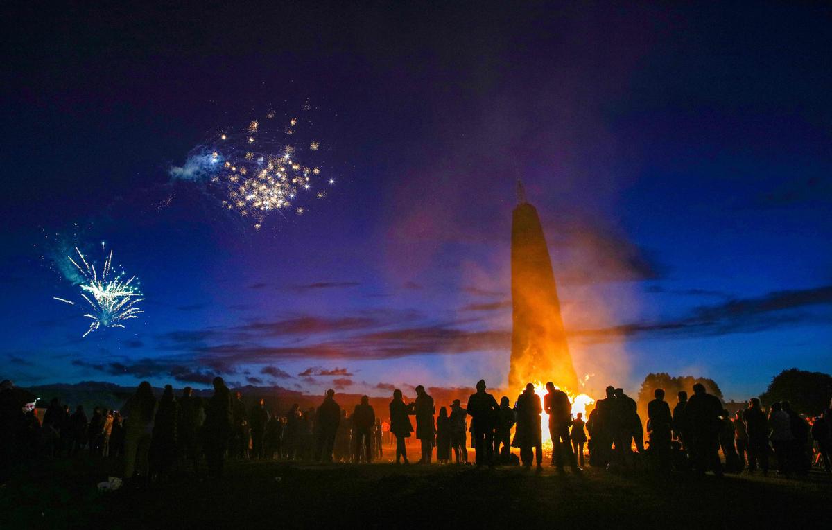 11. Juli. Das Feuer wird in den protestantischen Gebieten Nordirlands am Vorabend des 12. Juli angezündet, um den Beginn der Oranier-Feierlichkeiten zu markieren, mit denen die Niederlage des katholischen Königs James durch Wilhelm von Oranien in der Schlacht am Boyne im Jahr 1690 gefeiert wird.