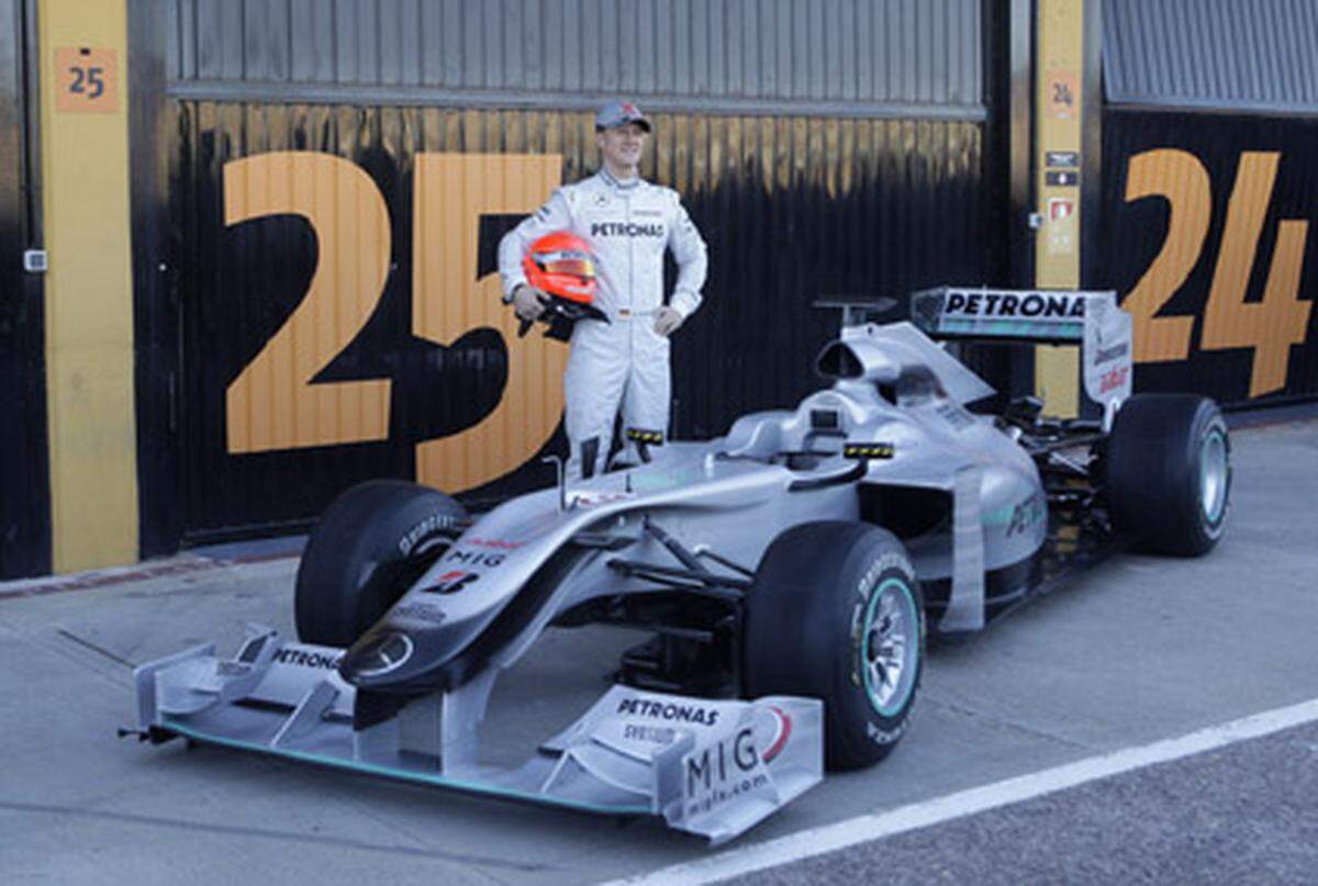 Mit Spannung wurde die Enthüllung des ersten reinen Mercedes-Silberpfeil seit 55 Jahren erwartet. Rekord-Weltmeister Michael Schumacher, der mit 41 Jahren vom Rücktritt zurücktrat, präsentierte den neuen Mercedes-Boliden W01.