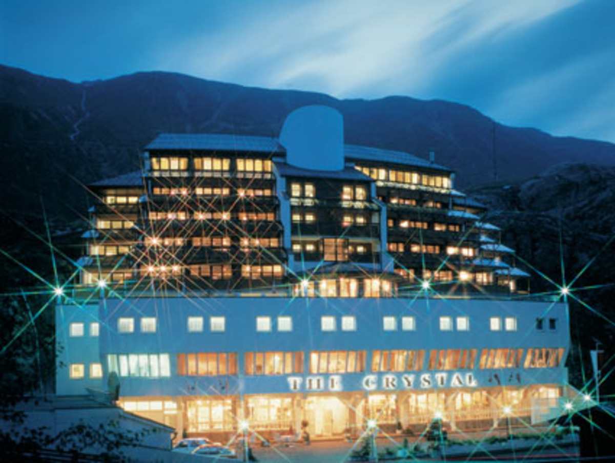Nach großzügigen Um- und Zubauten eröffnete das direkt an der Skipiste gelegene Hotel Kristall als „The Crystal“ Ende November 2008 erneut seine Tore. Der Komplex ist ein veritabler Hotelkosmos, dessen hervorstechende Merkmale moderne Architektur, kristalline Klarheit und Tiroler Geradlinigkeit sind.