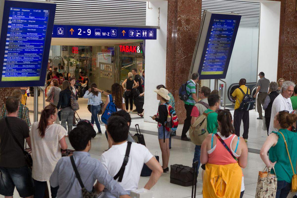 Währenddessen standen im Raum Salzburg über Mittag auch Fernzüge still. Viele Reisende mussten auf ihre Züge warten. Kurz vor 12 Uhr wurde der Zugverkehr im Zulauf zum Salzburger Hauptbahnhof wieder sukzessive aufgenommen.