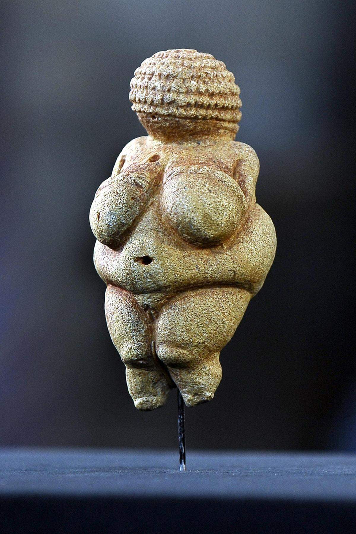 Ein Wachauer Original. Häufig wird die kleine (11 cm) Venus von Willendorf als historischer Beleg herangezogen, dass Fettleibigkeit in der europäischen Frühgeschichte en vogue war.
