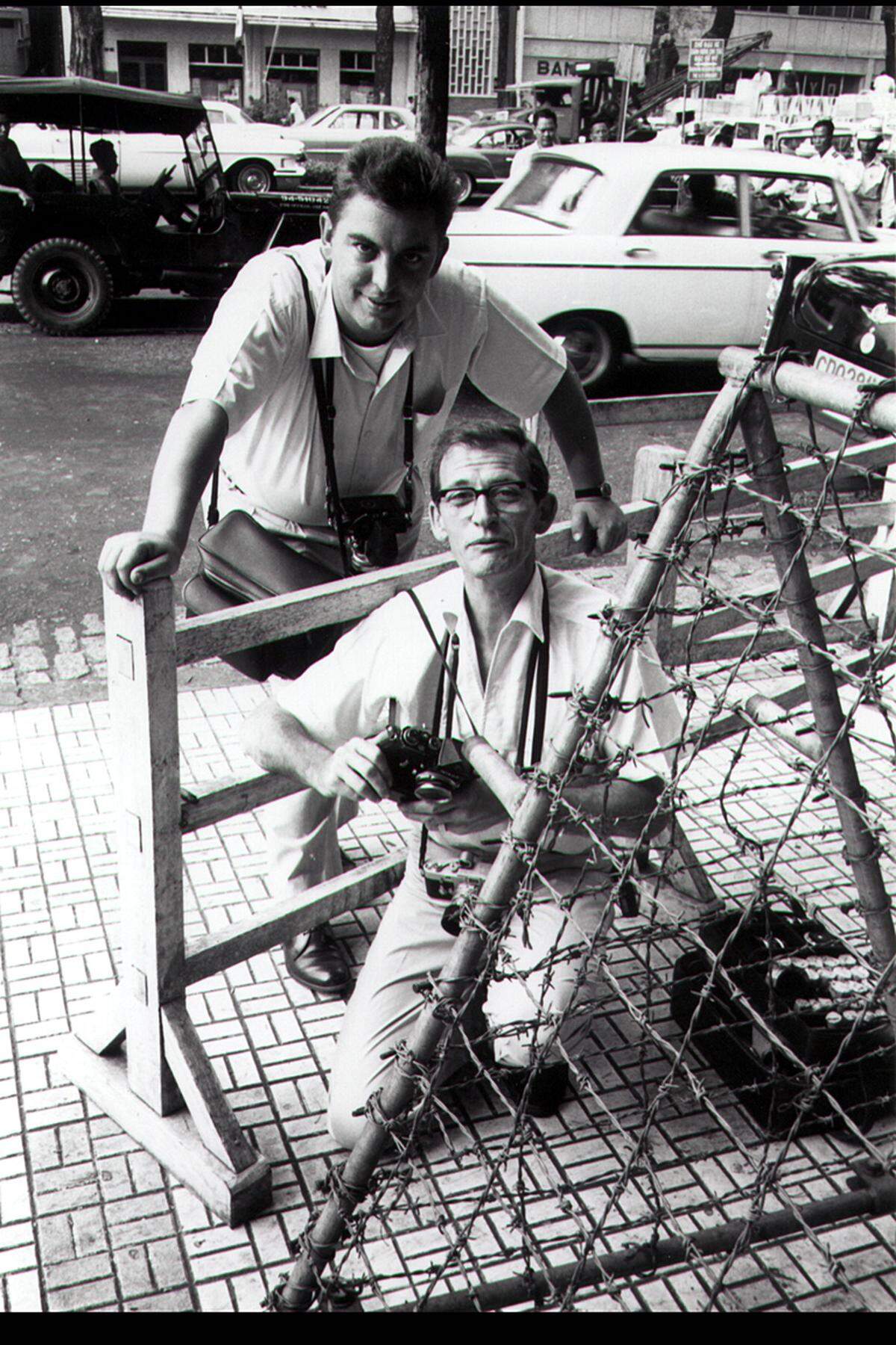 Faas sorgte auch für die Veröffentlichung des berühmten Fotos seines AP-Kollegen Nick Ut vom Juni 1972, das die vor einem Napalmangriff fliehende neunjährige Kim Phuc zeigt. Einige Kollegen hatten Bedenken, das Bild zu veröffentlichen, da sich das kleine, schwer verletzte Mädchen die brennenden Kleider vom Leib gerissen hatte und völlig nackt war. Das Bild ging um die Welt und brachte Ut ebenfalls einen Pulitzerpreis ein. Im Bild: Horst Faas, und Fotografenkollege Larry Burrows vom Magazin "Life" 1964 in Saigon