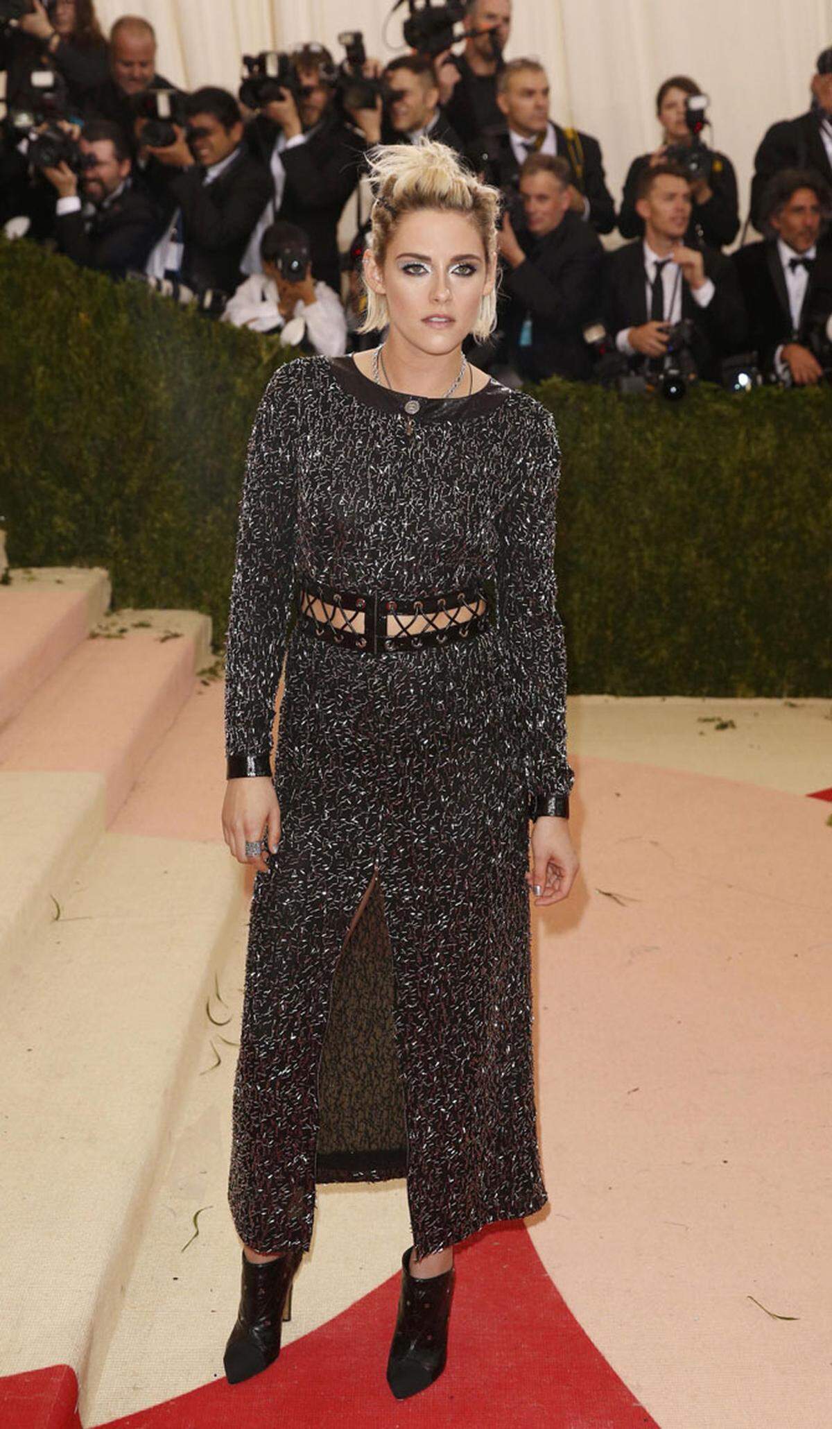 Auszeichnungen oder Ehrungen gibt es beim "Met Ball" keine, das Ganze ist eine reine Benefiz-Veranstaltung für das Kostüm-Institut des Metropolitan Museums, die dessen komplette Jahresbudget zusammenträgt. Kristen Stewart ließ sich von Chanel einkleiden.