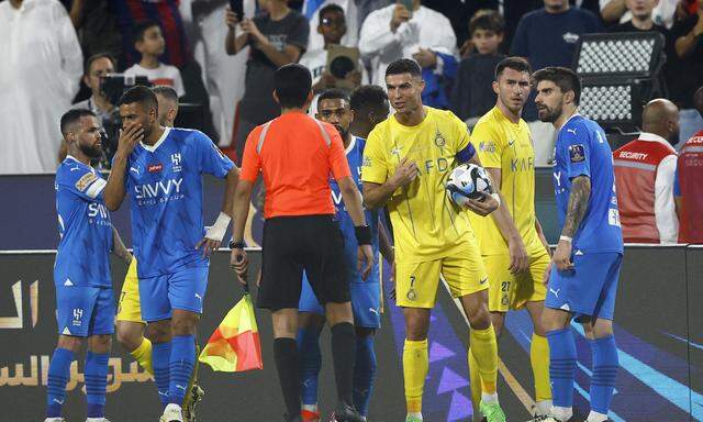 Cristiano Ronaldo (mit dem Ball) legte sich mit dem Schiedsrichter an.