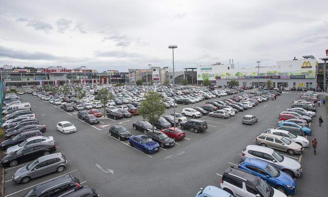 Der Parkplatz der Shoppingcity dürfte auch 2017 noch belebt sein. Die Schließung wurde vorerst abgewendet. 