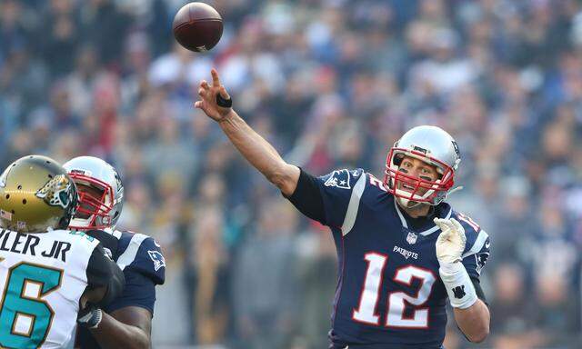 Tom Brady: typische Handbewegung, das übliche Resultat – die Patriots gewinnen.