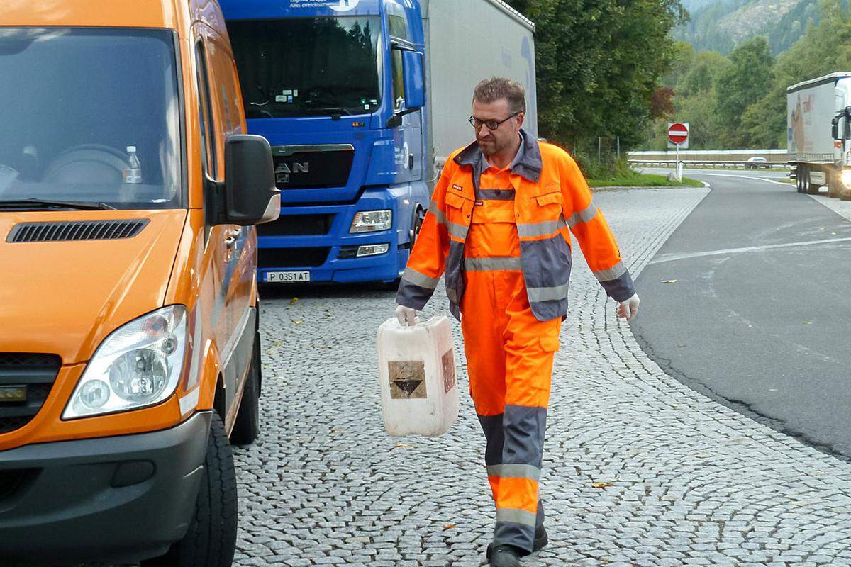 ... gegen orange Arbeitskleidung.