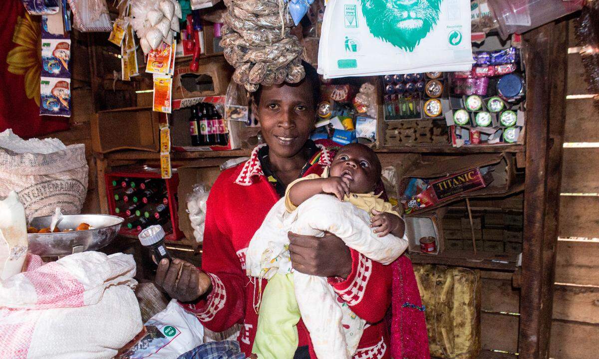 Im Jahr 2020 haben Erdrutsche und Überschwemmungen, die durch sintflutartige Regenfälle verursacht wurden, die Lebensgrundlagen der ärmsten Menschen in Burundi zerstört und zu intensivem Hunger geführt. Im Dezember 2020 benötigten über 2,3 Millionen Burundier humanitäre Hilfe. Das UN-Flüchtlingshilfswerk (UNHCR) geht davon aus, dass im Jahr 2020 mindestens 50.000 burundische Geflüchtete in ihre Heimat zurückkehren. Doch die fünftärmste Nation der Welt hat es schwer, Rückkehrer aufzunehmen: Burundi ist eines der am dichtesten besiedelten Länder im subsaharischen Afrika. Als ressourcenarmes Land mit einem unterentwickelten Fertigungssektor ist Burundis Wirtschaft überwiegend landwirtschaftlich geprägt 429 Artikel berichteten dem Care-Bericht zufolge über die Krise in Burundi.