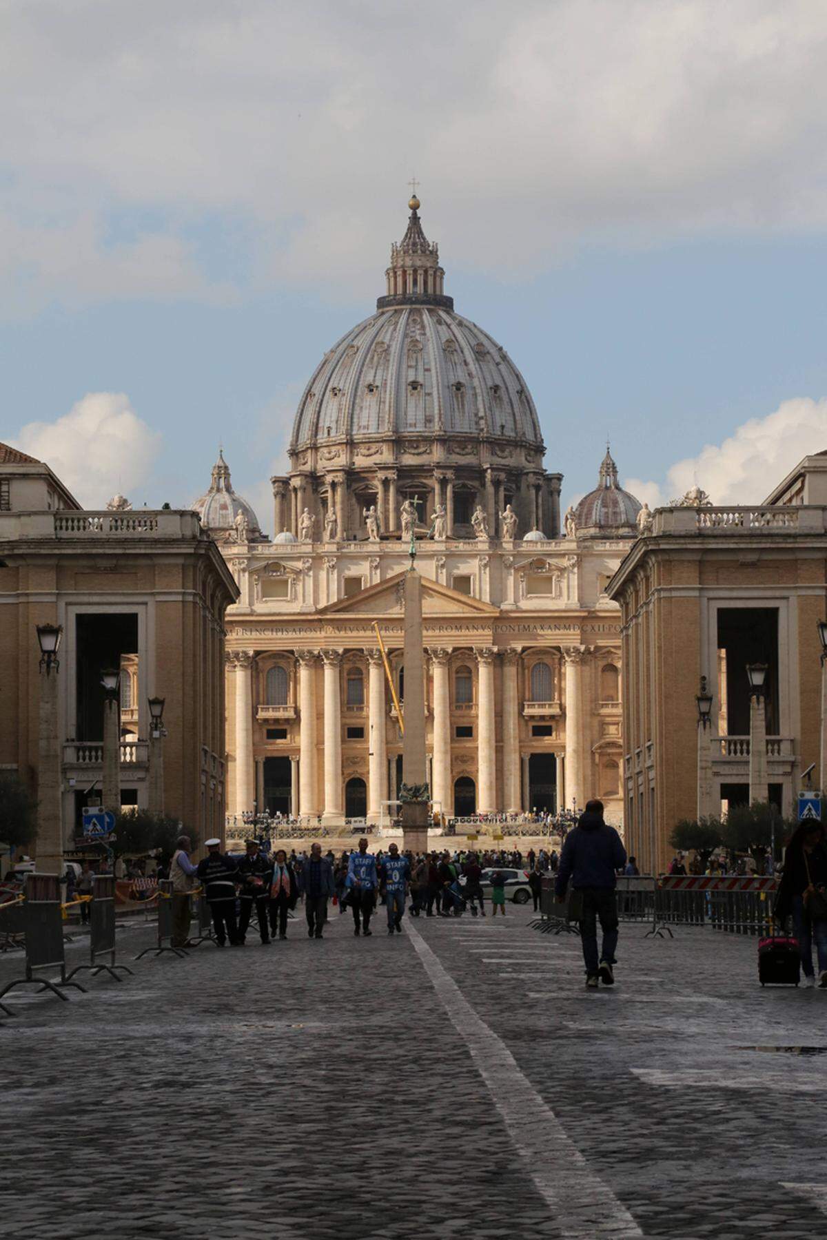 11 Millionen Besucher verzeichnet die größte der päpstlichen Basiliken in Rom. Die Innenfläche des 211,5 Meter langen und 132,5 Meter hohen Baus bietet etwa 20.000 Menschen Platz.