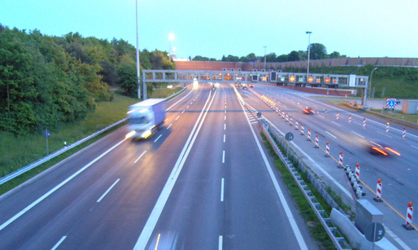 Autobahn in der Daemmerung