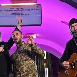 Bono mit Taras Topolia beim Auftritt in Kiew am Sonntag.