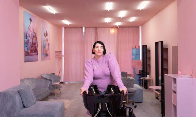 Im Salon von Ina Holub sollen sich ausgegrenzte Menschen willkommen fühlen.