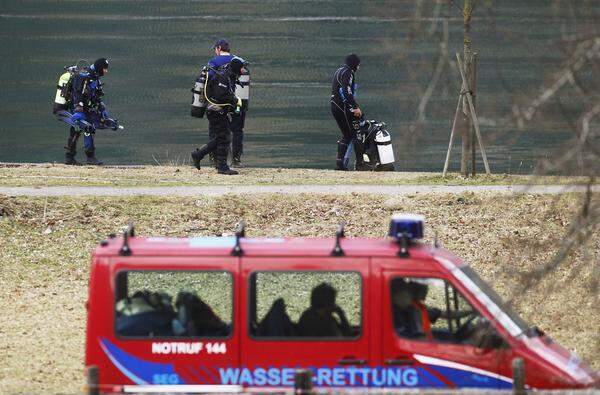 Ein Hubschrauber des Innenministeriums ist am 30. März in den Tiroler Achensee gestürzt.