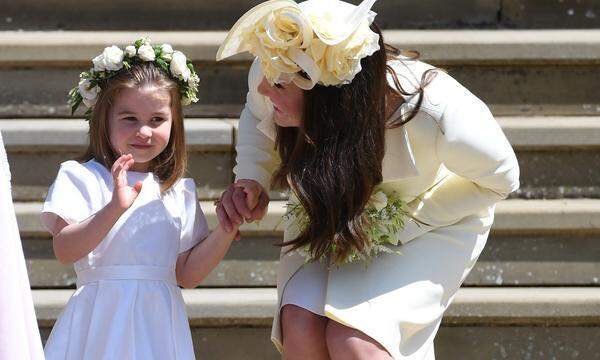 Überhaupt war die kleine Prinzessin der Star unter den Blumenkindern: Bei ihrer Ankunft winkte die Dreijährige wie ein alter Profi den anwesenden Gästen zu. Da hatte Mama Kate gut lachen.