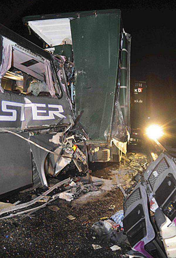 Der letzte noch folgenschwerere Busunfall liegt bereits fast neun Jahre zurück: Am 1. Mai 2001 starben auf der Inntalautobahn in Tirol sechs Menschen sofort und zwei weitere im Krankenhaus, nachdem ein Tiroler Bus auf der Rückfahrt von einem Ausflug außer Kontrolle und durch die Leitschiene auf die Gegenfahrbahn geraten war.