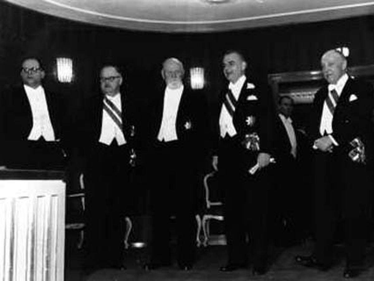 Umso mehr schwappten die patriotischen Emotionen über als Bundespräsident Theodor Körner (siehe Bildmitte) und Bundeskanzler Julius Raab (2.v.l.), nach 17-jähriger Tanzpause, den ersten Opernball im wieder erbauten Haus am 9. Februar 1956 eröffneten.