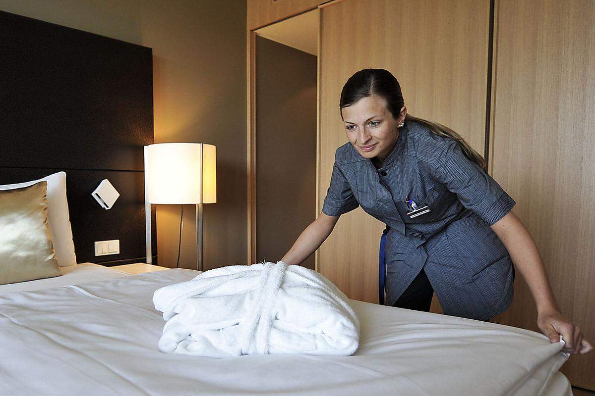Etagenleiter oder House-Keeper sind für Ordnung und Sauberkeit in einem Hotel verantwortlich. Durchschnittliches Brutto-Einstiegsgehalt: 1420-1570 Euro.