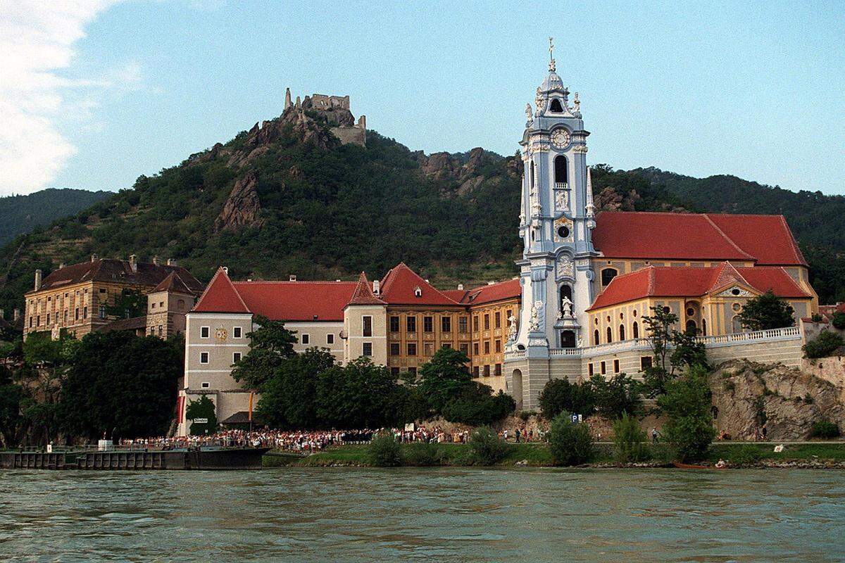 Die Wachau veranschaulicht durch Architektur und landwirtschaftliche Landnutzung eine mittelalterliche Landschaft. 2000 kam die Flusslandschaft auf die Liste der Welterbe-Stätten.