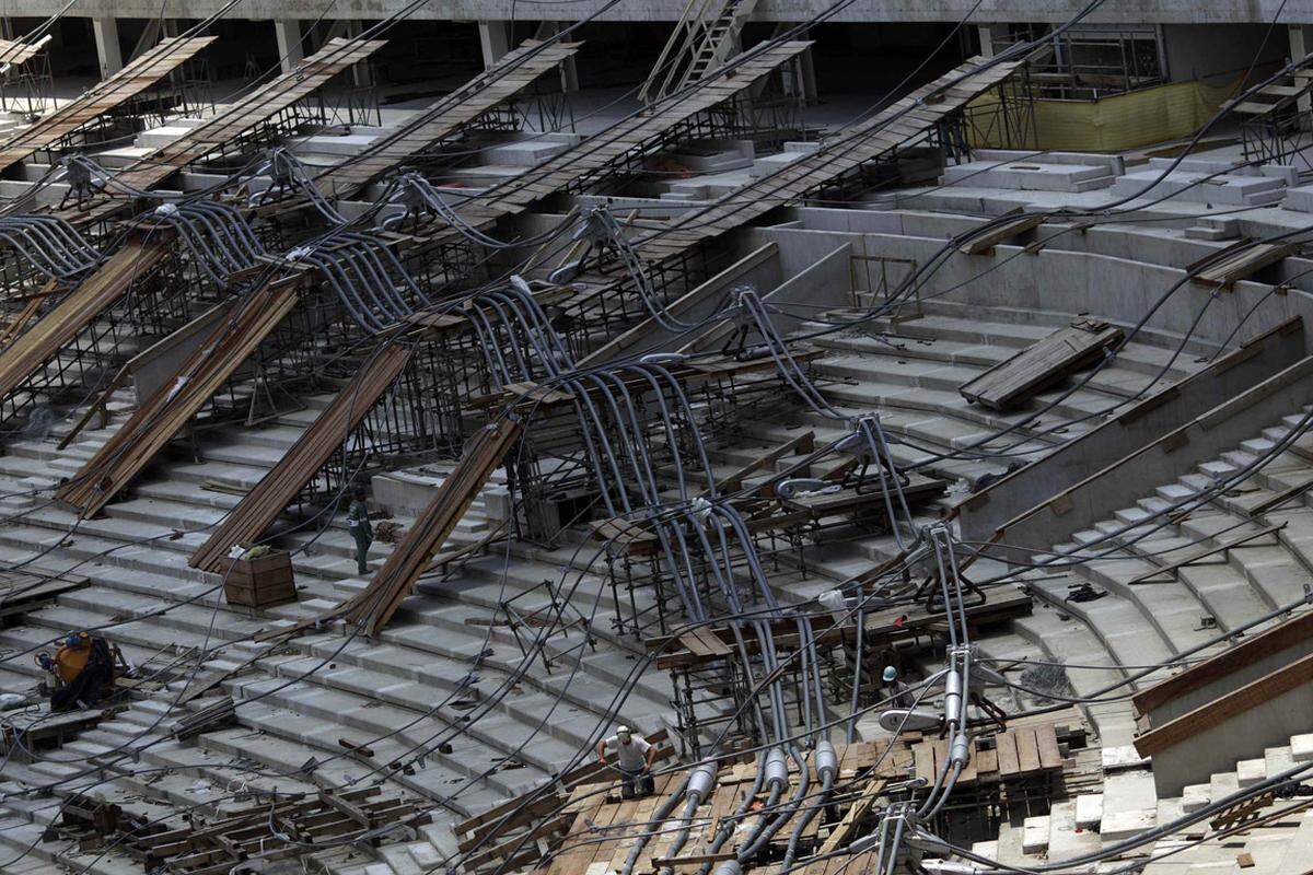 Für die WM 2014 wird die 62 Jahre alte Arena komplett renoviert, 76.935 Zuschauer sollen dem Finale beiwohnen können.