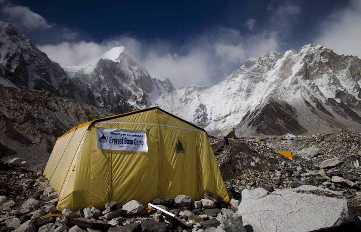 Vier Monaten nach dem schweren Erdbeben im Himalaya-Gebirge hat Nepal am 23. August die Herbstsaison für Bergsteiger am Mount Everest eröffnet.