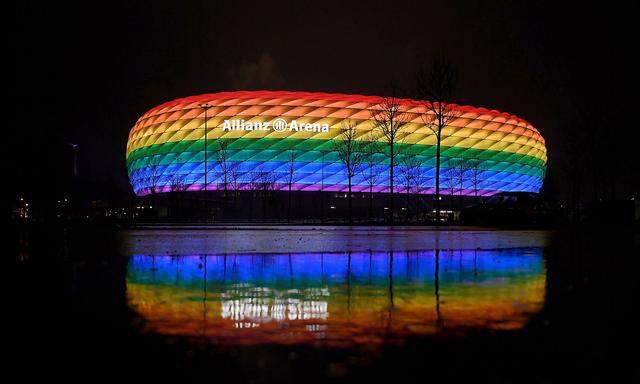 Die Allianz-Arena kann auch in Regenbogen-Farben erstrahlen - wie hier auf einem Archivbild im Jänner. Bei der EM darf sie das aber nicht.