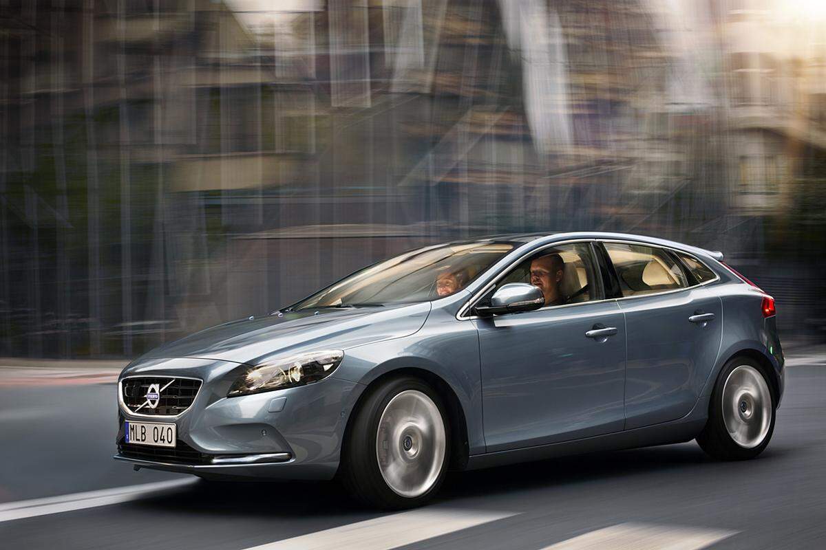 Die schwedische Alternative steht bei Volvo. Mit dem V40 will man dem deutschen Premium-Segment das Leben schwer machen. Die Motorenpalette reicht von 115 bis 254 PS. Natürlich ist Sicherheit wieder ein großes Thema: Der Fußgänger-Airbag feiert seine Premiere.