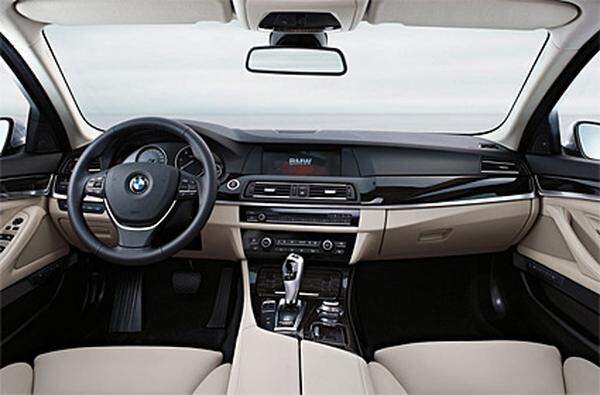 Für Dieselfreunde hat BMW noch die Sechszylinder mit 245 PS (530d) und 204 PS (525d) parat. Spitzenmodell ist der 550i mit dem Achtzylinder (Doppelturbo) und 407 PS. Sonst hat BMW noch Benziner mit 204, 258 und 306 PS im Programm.