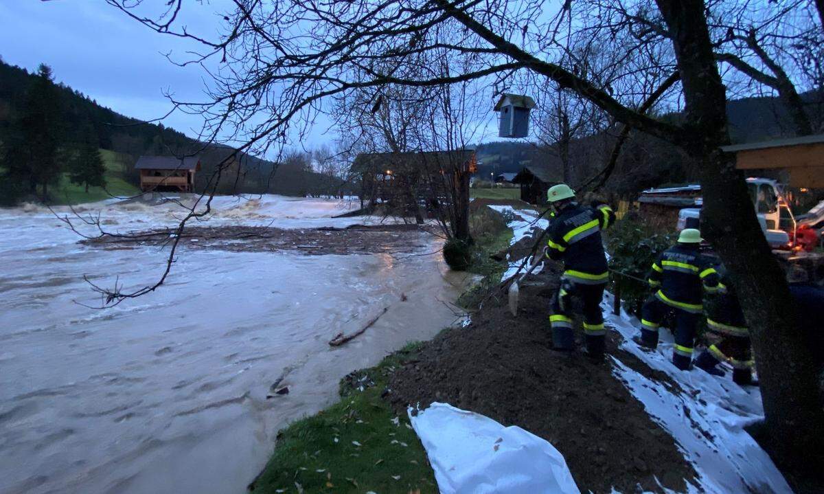 Die Feuerwehr bei Hochwasserschutzarbeiten in St. Veit an der Glan.