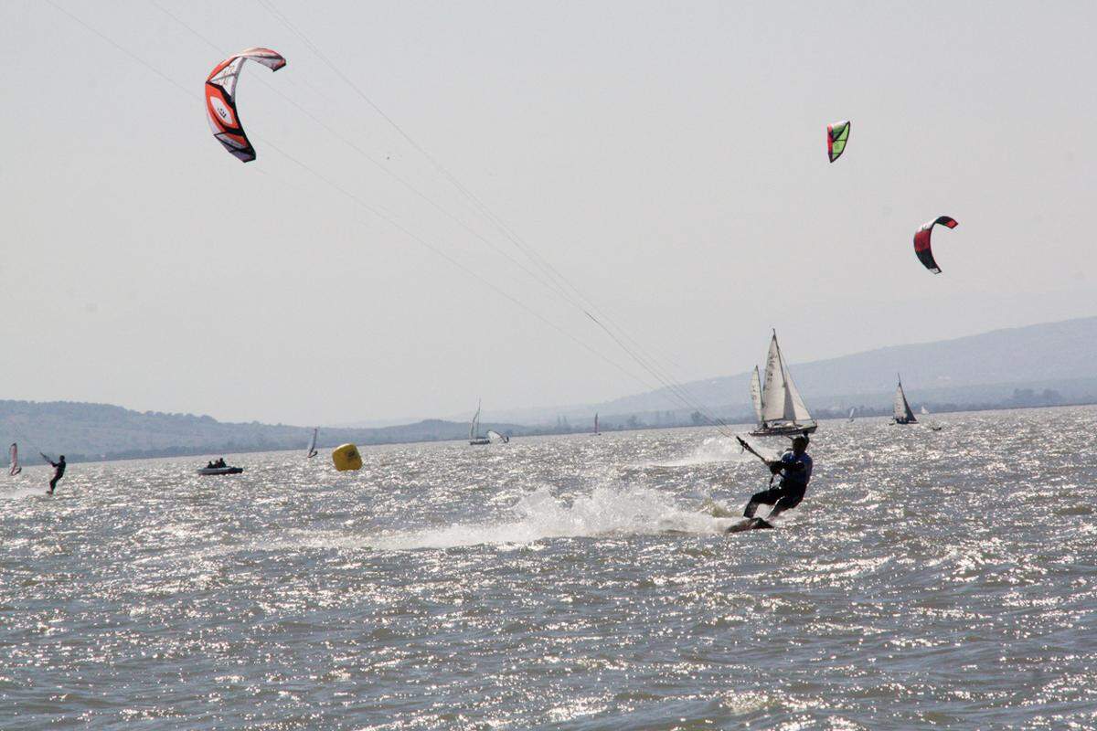 Wer das noch nicht weiß: Kiteboarden ist ein junger Trendsport, der aus der Familie des Powerkiting entstanden ist, wobei man einen „Kite“ (Lenkdrachen) für die Fortbewegung auf dem Wasser mit Hilfe eines Kiteboards verwendet.