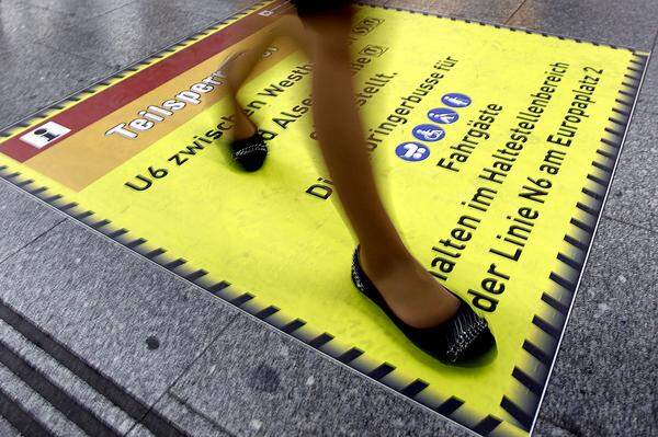 Großeinsatz für die Wiener Linien: Mit Infofoldern und Wasserflaschen sollte das angekündigte Chaos am 18. Juli durch den Beginn der Sperre der U6 verhindert werden. DiePresse.com war vor Ort.